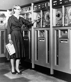 Grace Hopper, pionera en el mundo de la informática. Sus experiencias con Flow-Matic crearon las bases para el nacimiento del lenguaje Cobol