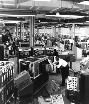 Sistema de proceso de datos IBM 1401. Los lenguajes de programación para la serie 1400 incluían Cobol