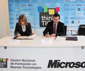 María Garaña, presidenta de Microsoft Ibérica, con el consejero de Industria, Innovación y Empleo de  Gobierno de La Rioja, Javier Erro Urrutia