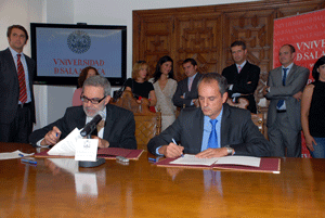 Firma del convenio en la Universidad de Salamanca 