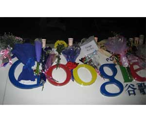 Flores y velas sobre el logo de Google en el exterior de sus oficinas en Pekín tras conocerse que la compañía podría abandonar sus operaciones en China