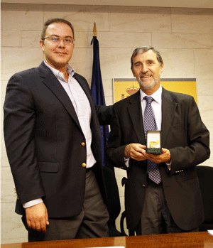 Manuel Pastor hace entrega del premio a Raimundo Aragón
