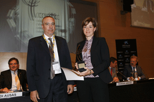Anne Rechain recoge el premio de manos de Pere Navarro
